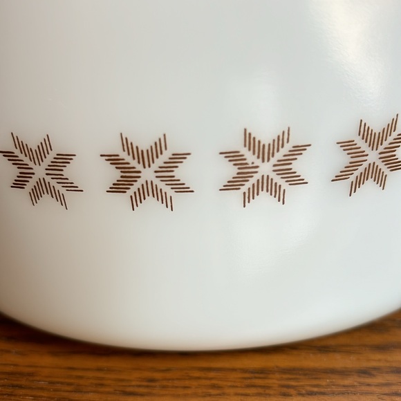 Vintage Pyrex Town and Country Casserole Dish - Picture 2 of 7